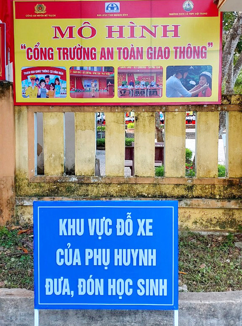 Mô hình “Cổng trường ATGT” Trường THCS-THPT Việt Trung.