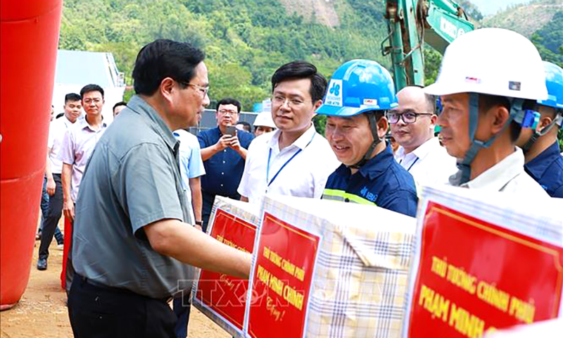 Thủ tướng Phạm Minh Chính động viên, tặng quà các đơn vị thi công đường bộ cao tốc Hòa Bình-Mộc Châu. Ảnh: Dương Giang/TTXVN