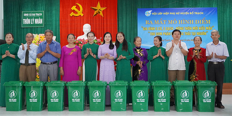 Đại diện lãnh đạo Hội LHPN huyện Bố Trạch tặng thùng rác cho các hộ gia đình thôn Lý Nhân (Đại Trạch).