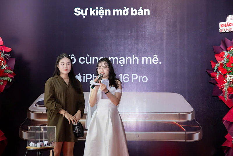 Khách hàng trẻ trong sự kiện mở bán iPhone 16 từ Clickbuy.