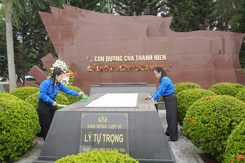 Các đoàn viên, thanh niên Đoàn Khối doanh nghiệp tỉnh Quảng Bình dâng hương, dâng hoa tại khu mộ Lý Tự Trọng.