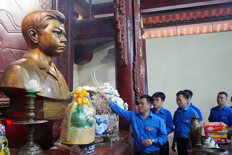 Các đoàn viên, thanh niên Đoàn Khối doanh nghiệp tỉnh Quảng Bình dâng hương, dâng hoa tại khu mộ Lý Tự Trọng.