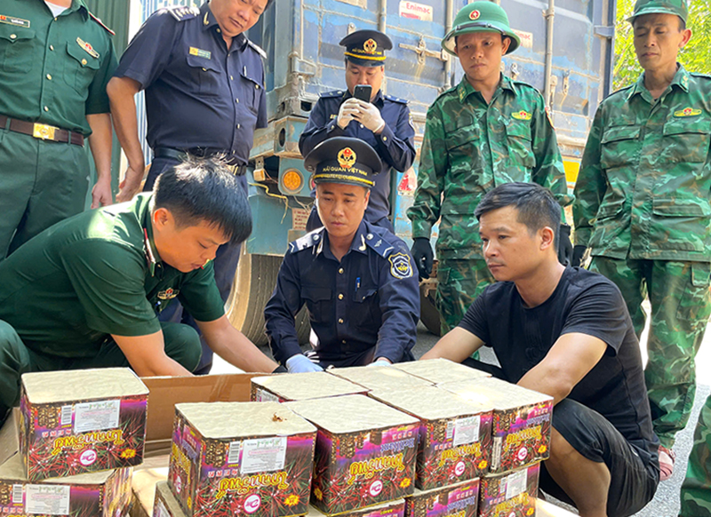Kiểm đếm số pháo lậu tại hiện trường trước lời khai của đối tượng Vũ Đức Dương (áo phông đen bên phải).
