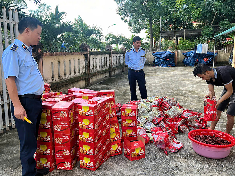 Việc tiêu hủy do đối tượng vi phạm thực hiện, dưới sự giám sát của lực lượng quản lý thị trường.