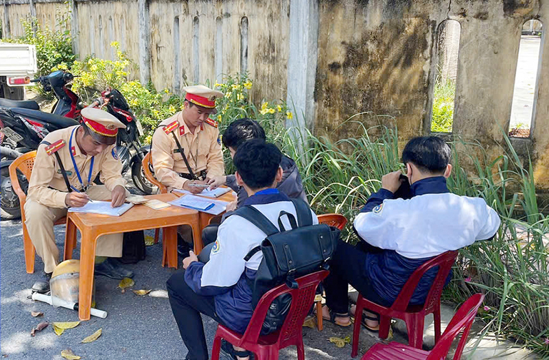 Công an huyện Bố Trạch kiên quyết xử lý nghiêm các hành vi vi phạm trật tự, an toàn giao thông.