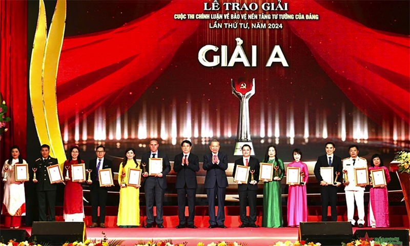 Tổng Bí thư, Chủ tịch nước Tô Lâm và đồng chí Lương Cường, Ủy viên Bộ Chính trị,  Thường trực Ban Bí thư trao giải A cho các tác giả, nhóm tác giả.