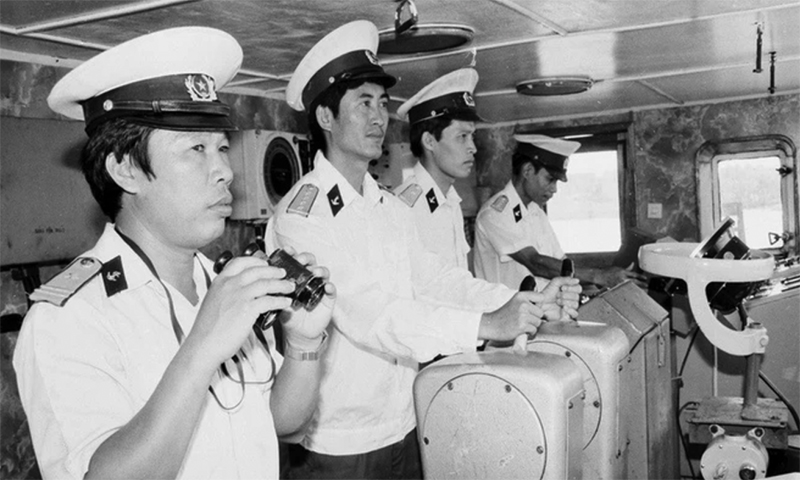 Cuối năm 1987 đầu năm 1988, cán bộ, chiến sỹ trên các tàu vận tải hải quân đã vượt qua mọi hiểm nguy, sóng gió; khảo sát, thăm dò, vận tải và chốt giữ đảo, cùng các lực lượng trong Quân chủng tăng cường sức mạnh phòng thủ trên các đảo chìm và đảo nổi của quần đảo Trường Sa. Trong ảnh: Kíp chỉ huy tàu Trường Sa 02 vừa hoàn thành xuất sắc nhiệm vụ bảo vệ khu đảo đá ngầm thuộc khu dầu khí DKI Vũng Tàu. (Ảnh: Tứ Hải/ TTXVN)