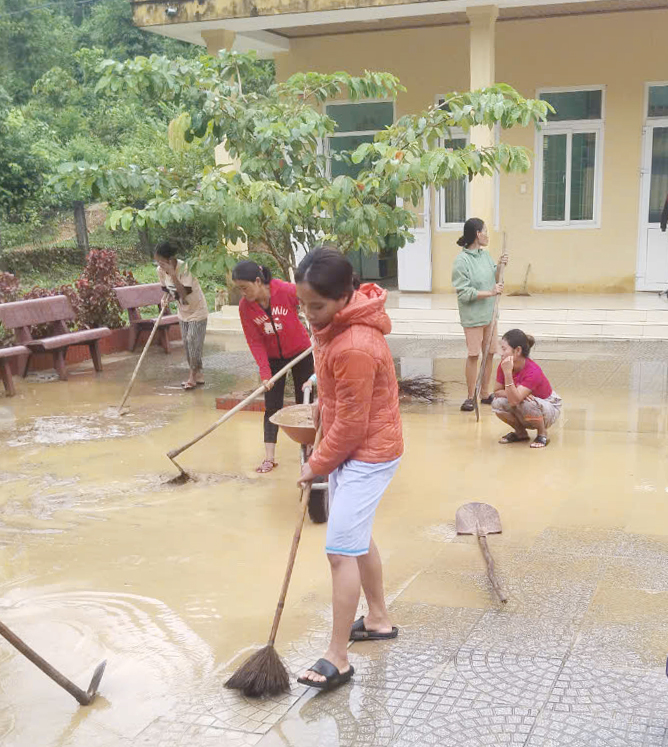 Giáo viên điểm trường bản Tân Ly (xã Lâm Thủy) dọn dẹp để đón học sinh đến trường.