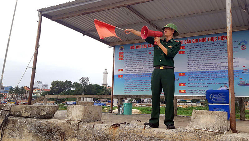 Lực lượng BĐBP hướng dẫn tàu cá và ngư dân vào nơi neo đậu an toàn