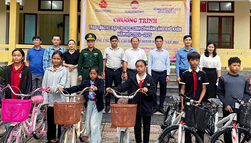 Đại diện lãnh đạo xã Trường Sơn và nhà tài trợ trao tặng xe đạp cho các học sinh có hoàn cảnh khó khăn.