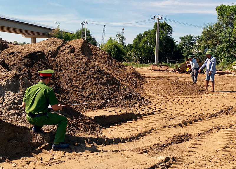 Lực lượng chức năng kiểm tra, xử lý vi phạm về khai thác, vận chuyển cát, sỏi trên địa bàn.