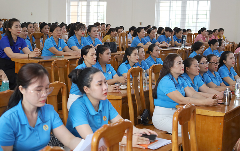 Tuyên truyền chế độ, chính sách cho lao động nữ tại TP. Đồng Hới.