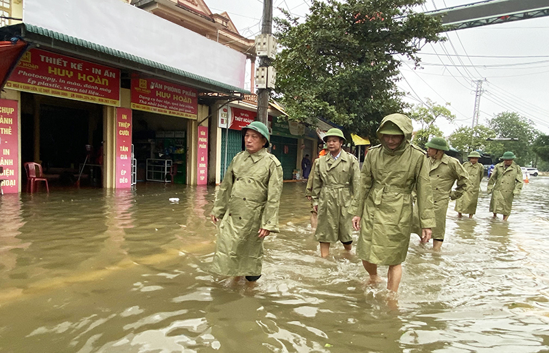 Đồng chí Phó Bí thư Thường trực Tỉnh ủy Trần Hải Châu và đoàn công tác kiểm tra tình hình mưa lũ tại huyện Lệ Thủy.