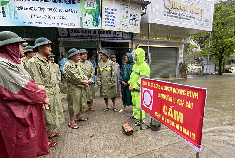  Đoàn công tác kiểm tra thực địa các vị trí chốt, chặn do đoạn đường bị ngập sâu tại huyện Quảng Ninh.