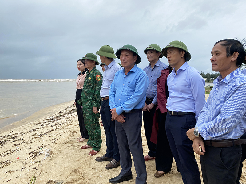 Đồng chí Phó Bí thư Thường trực Tỉnh ủy Trần Hải Châu và đoàn công tác kiểm tra điểm bờ biển bị xâm thực tại xã Đức Trạch.