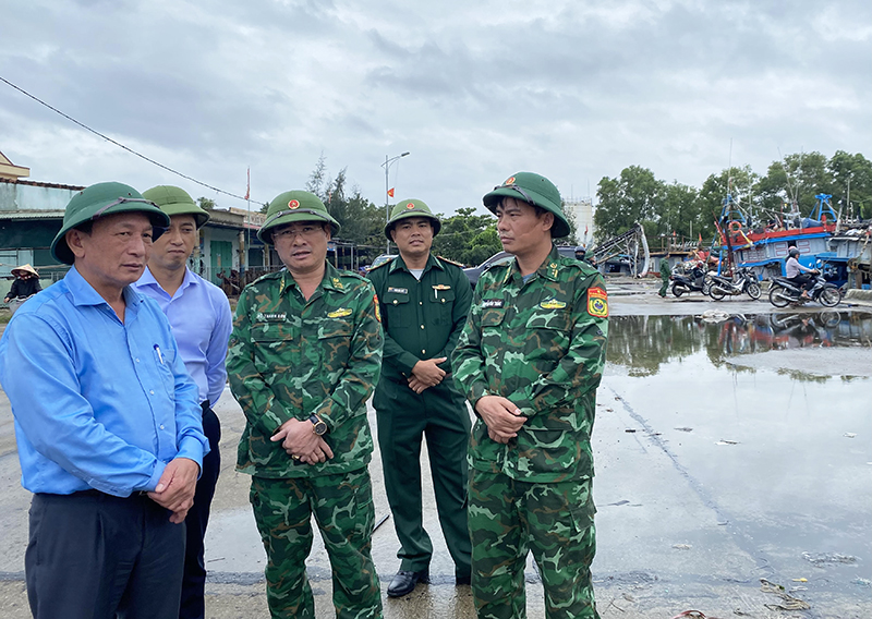 Đồng chí Phó Bí thư Thường trực Tỉnh ủy Trần Hải Châu và đoàn công tác kiểm tra khu neo đậu tránh trú bão tàu cá Cửa Gianh. 