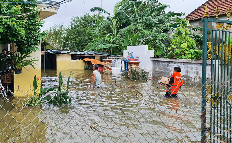 Nhiều địa phương trên địa bàn huyện Quảng Ninh còn ngập sâu, người dân không đi lại được. 