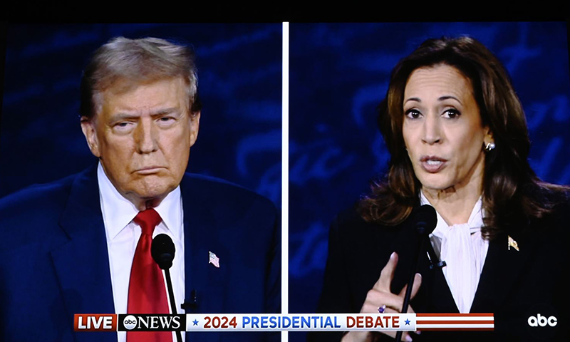 Ứng viên tranh cử Tổng thống Mỹ của đảng Cộng hòa, cựu Tổng thống Donald Trump (trái) và ứng viên của đảng Dân chủ, Phó Tổng thống Kamala Harris trong cuộc tranh luận trực tiếp tại Philadelphia. Ảnh: THX/TTXVN