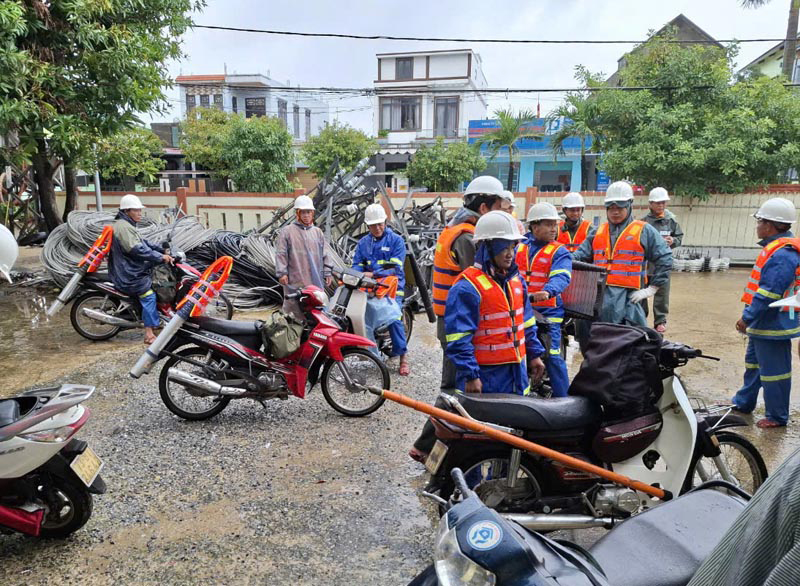 Điện lực Quảng Ninh huy động tối đa lực lượng để triển khai khắc phục sự cố do bão số 6 gây ra.