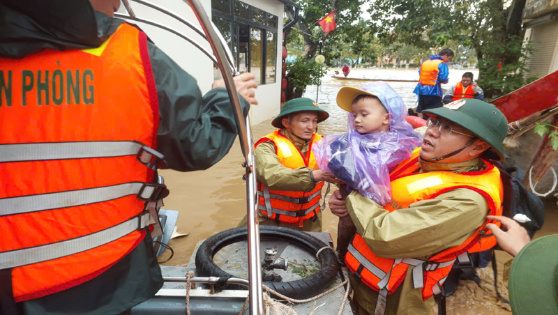 Tiếp tục vận chuyển thực phẩm, nước uống hỗ trợ nhân dân vượt qua khó khăn trong đợt mưa lũ