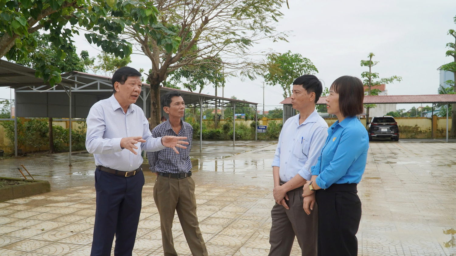 Đồng chí Phó Giám đốc Sở Y tế Phan Thanh Hải trao đổi với lãnh đạo Trung tâm Y tế huyện Lệ Thủy về công tác phòng chống dịch bệnh sau lũ lụt trên địa bàn.