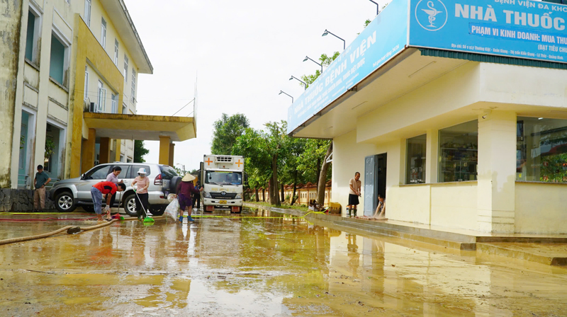 Bệnh viện đa khoa huyện Lệ Thủy đang nỗ lực khắc phục hậu quả lũ lụt, ổn định công tác khám chữa bệnh cho nhân dân trên địa bàn.