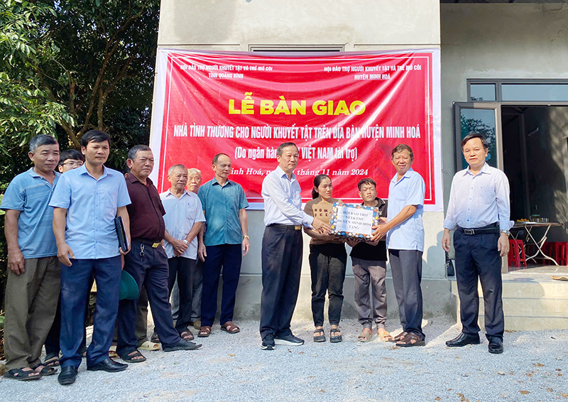Bàn giao nhà tình thương cho người khuyết tật tại huyện Minh Hóa