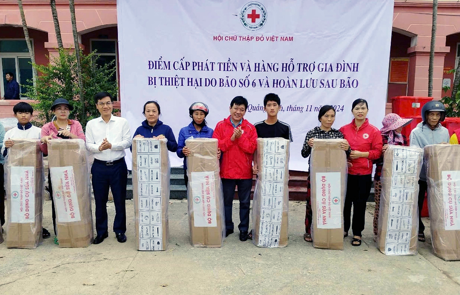 Hỗ trợ người dân vùng ngập lụt huyện Quảng Ninh