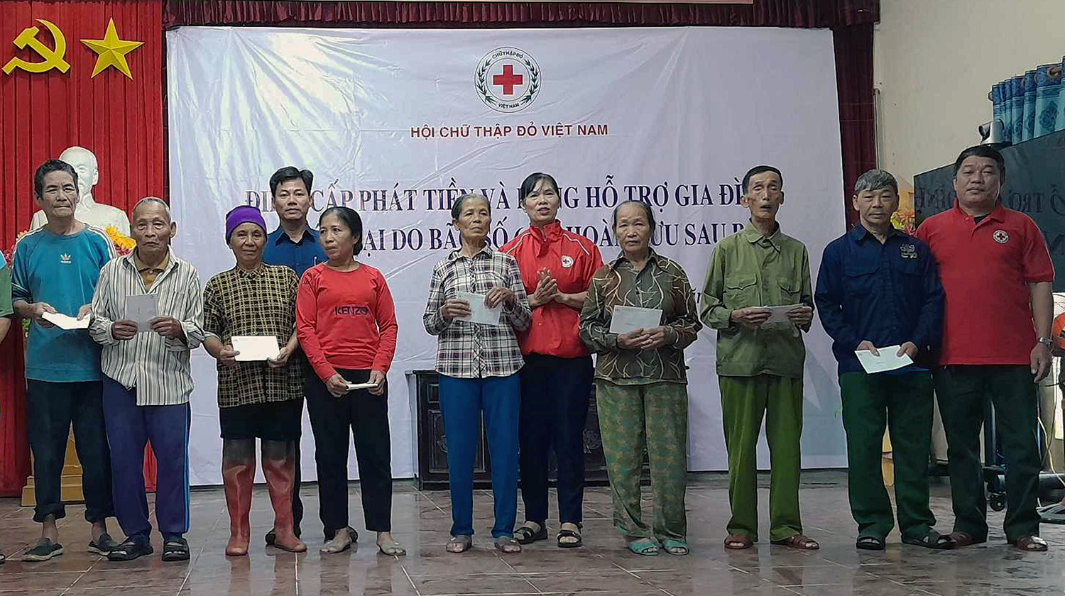 Trao quà cho người dân vùng ngập lụt