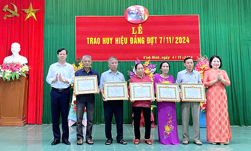 Quảng Ninh: Trao tặng, truy tặng Huy hiệu Đảng cho 88 đảng viên