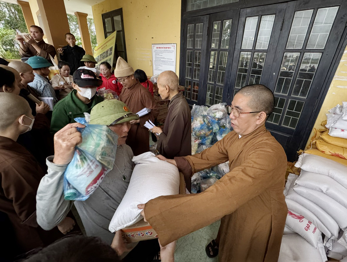 Trao 1.000 suất quà cho người dân huyện Lệ Thủy