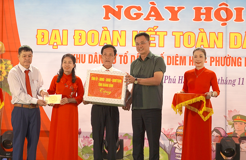 Các đồng chí lãnh đạo tỉnh dự "Ngày hội Đại đoàn kết toàn dân tộc"