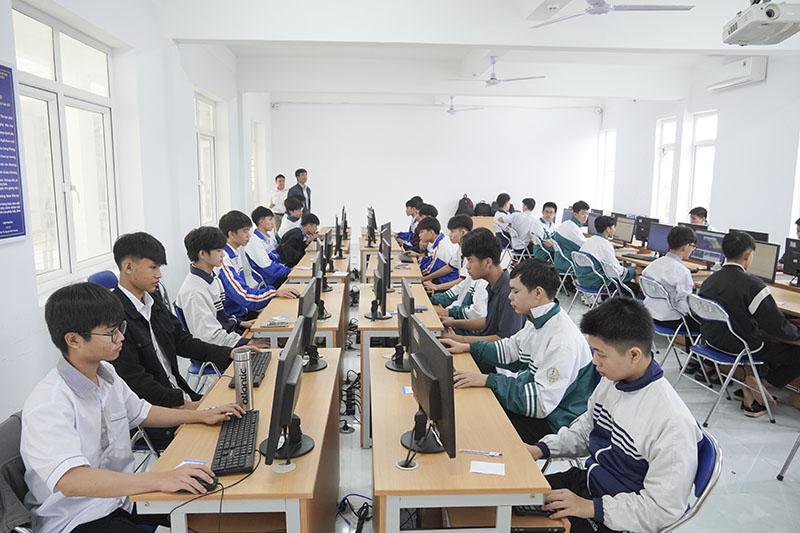 57 thí sinh đoạt giải tại hội thi "Tìm kiếm tài năng tin học trẻ Trường đại học Quảng Bình"