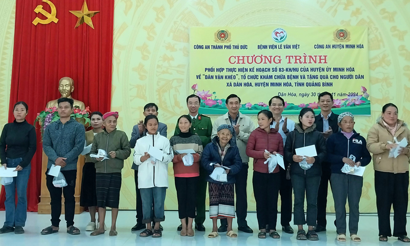 Trao quà, khám và cấp thuốc miễn phí cho người dân xã Dân Hóa