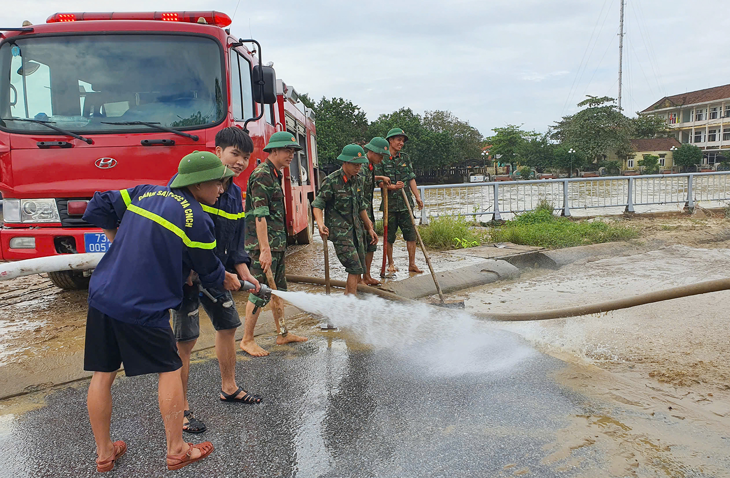 Lực lượng Công an, Quân sự vệ sinh các tuyến đường giao thông.