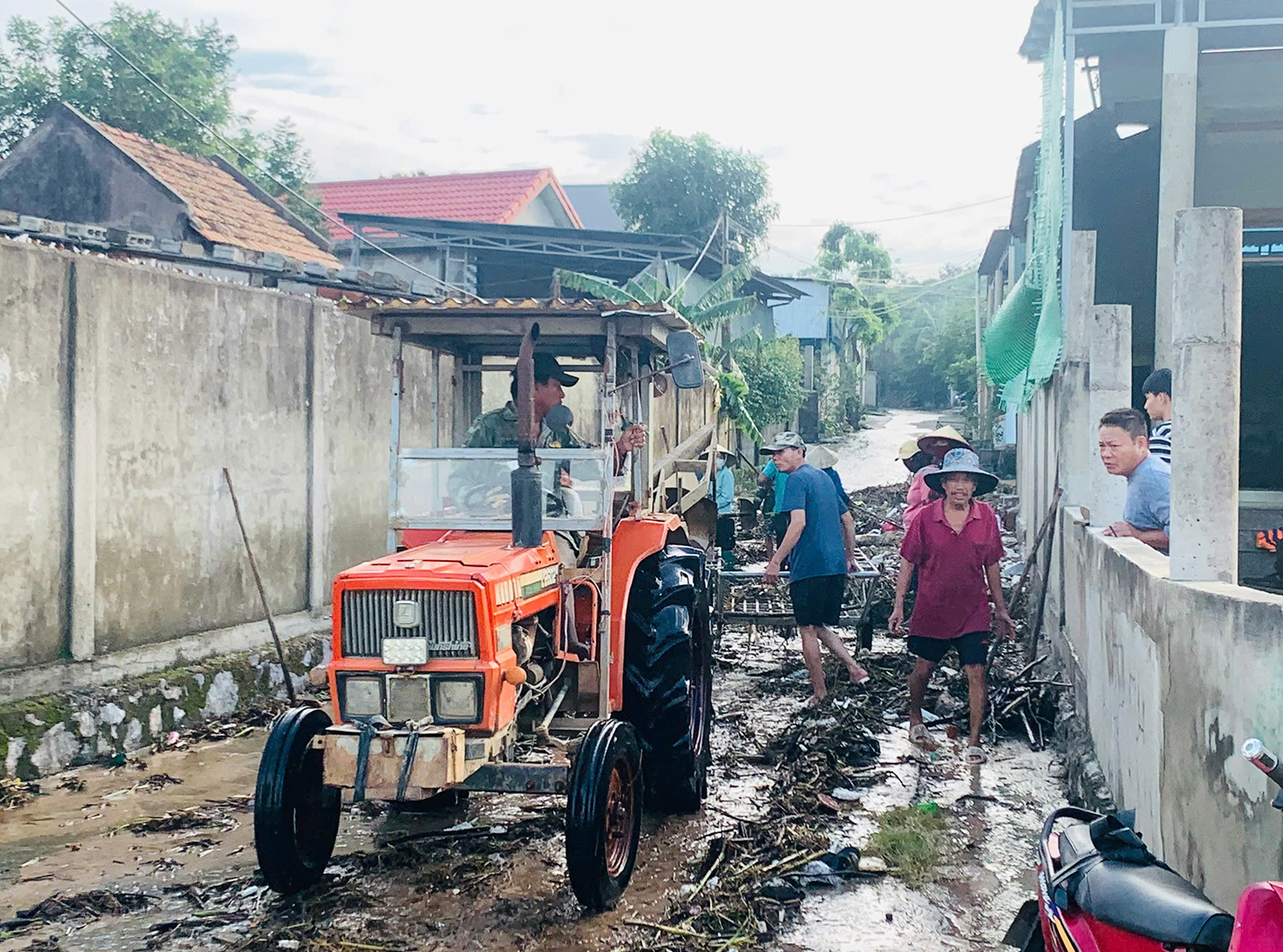 Người dân xã Hoa Thủy khẩn trương khắc phục hậu quả lũ lụt.