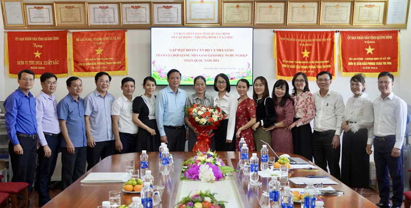 Lãnh đạo Sở Lao động-Thương binh và Xã hội chụp ảnh lưu niệm với các cán bộ, nhà giáo tham dự hội giảng nhà giáo giáo dục nghề nghiệp toàn quốc năm 2024.