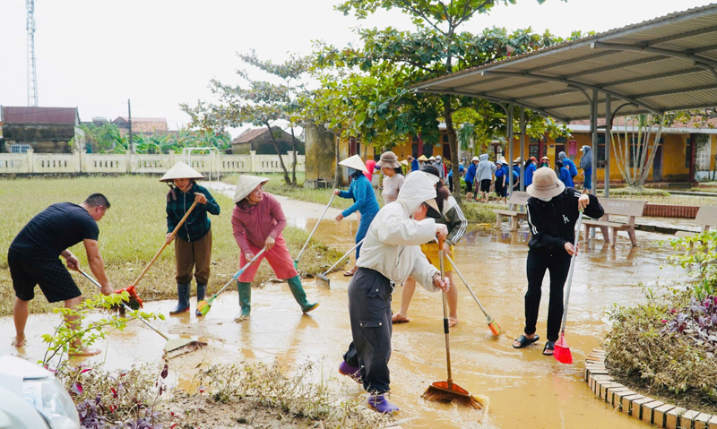 CDC tỉnh khuyến cáo: Phải thực hiện xong công tác vệ sinh môi trường mới tổ chức phun hóa chất diệt côn trùng tại các khu vực có nguy cơ cao để bảo đảm phòng chống dịch bệnh phát sinh sau lũ lụt.