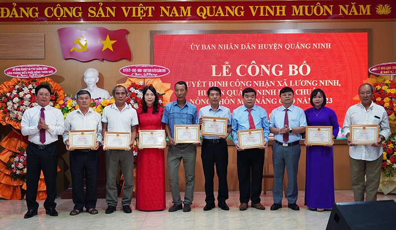 Lãnh đạo UBND huyện Quảng Ninh tặng giấy khen cho các tập thể và cá nhân có thành tích xuất sắc trong phong trào xây dựng xã nông thôn mới nâng cao.