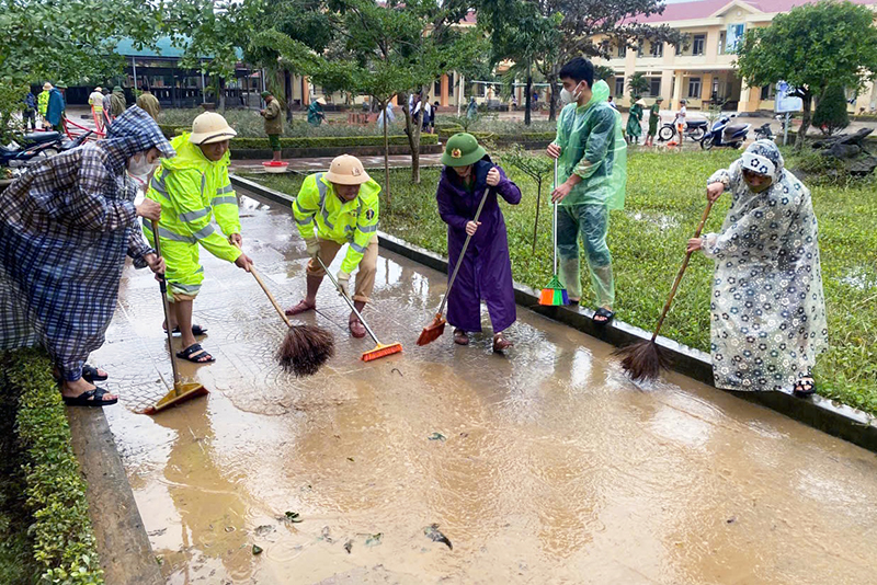 Cán bộ, chiến sỹ Công an huyện Quảng Ninh dọn vệ sinh các trường học trên địa bàn.