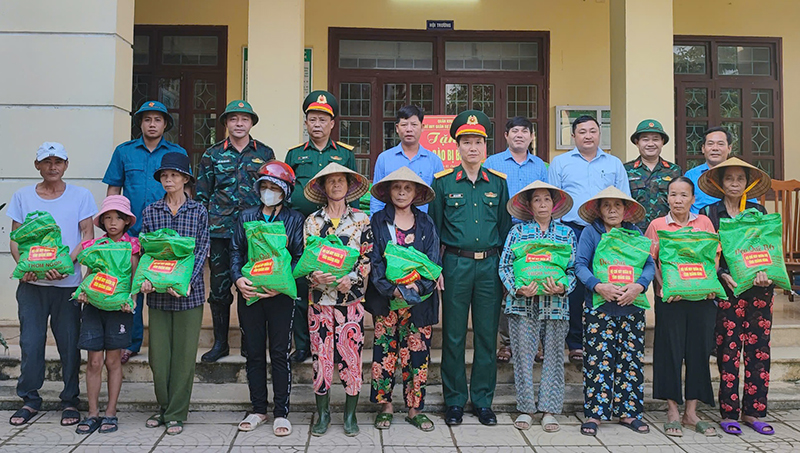 Trao quà cho người dân xã Duy Ninh.