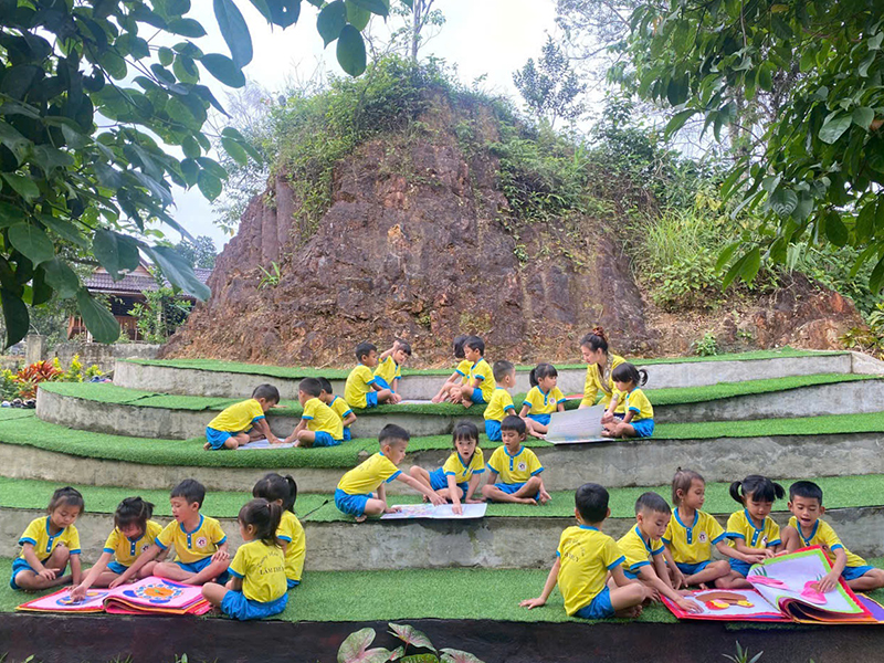 Học sinh Trường mầm non Lâm Thủy (Lệ Thủy) thích thú với các buổi học trong không gian ngoài lớp học.