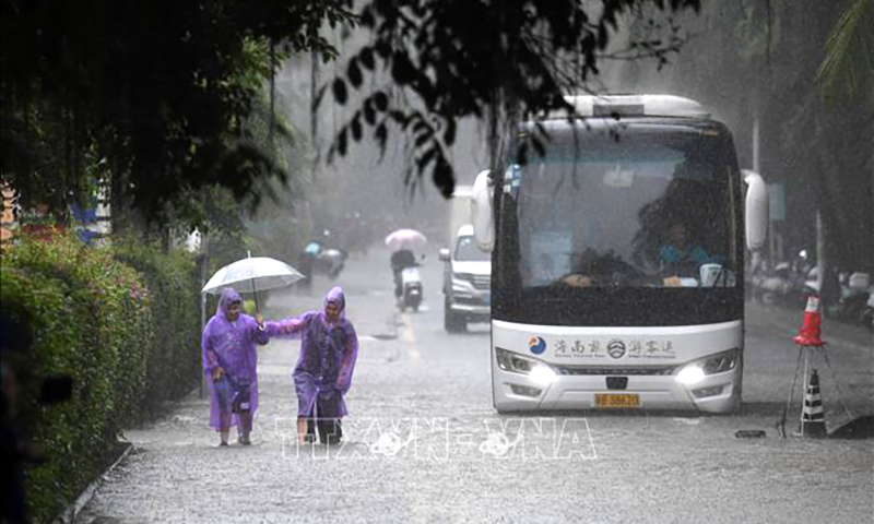 Mưa lớn do ảnh hưởng của bão Trami gây ngập lụt tại tỉnh đảo Hải Nam, Trung Quốc ngày 28/10/2024. Ảnh: THX/TTXVN