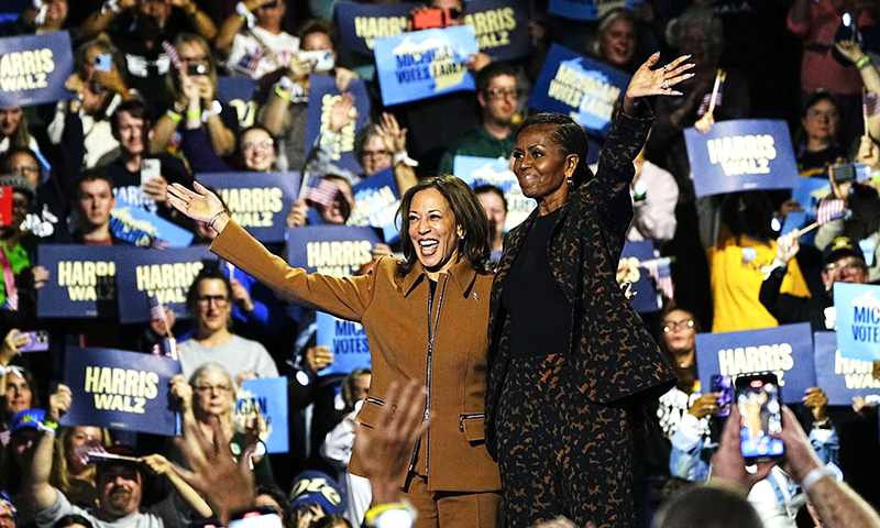 Phó Tổng thống Mỹ Kamala Harris (trái) và cựu Đệ nhất phu nhân Michelle Obama tại chiến dịch vận động tranh cử ở Kalamazoo, Michigan, ngày 26/10/2024. Ảnh: Kyodo/TTXVN