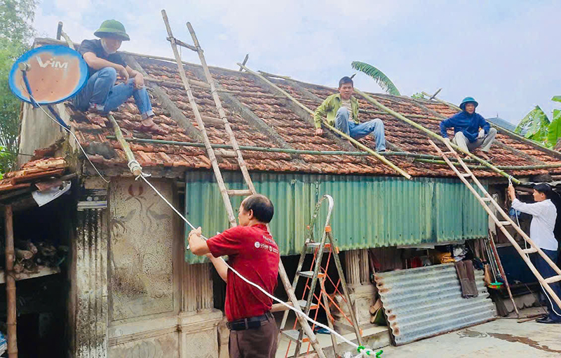 Các học viên được trang bị kkỹ năng chằng chống nhà ở khi có gió bão.