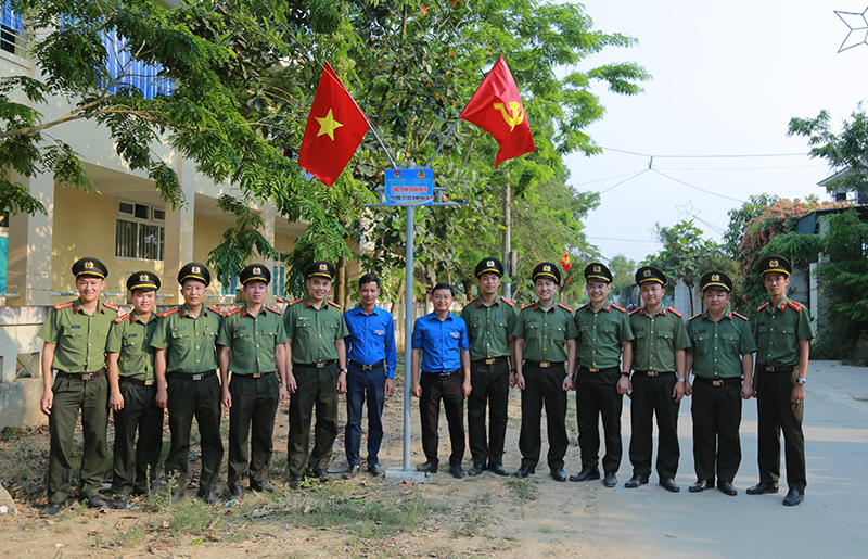 Khánh thành công trình “Đường cờ Tổ quốc an ninh nhân dân” tại địa bàn vùng giáo Hướng Phương, xã Quảng Phương (Quảng Trạch). 