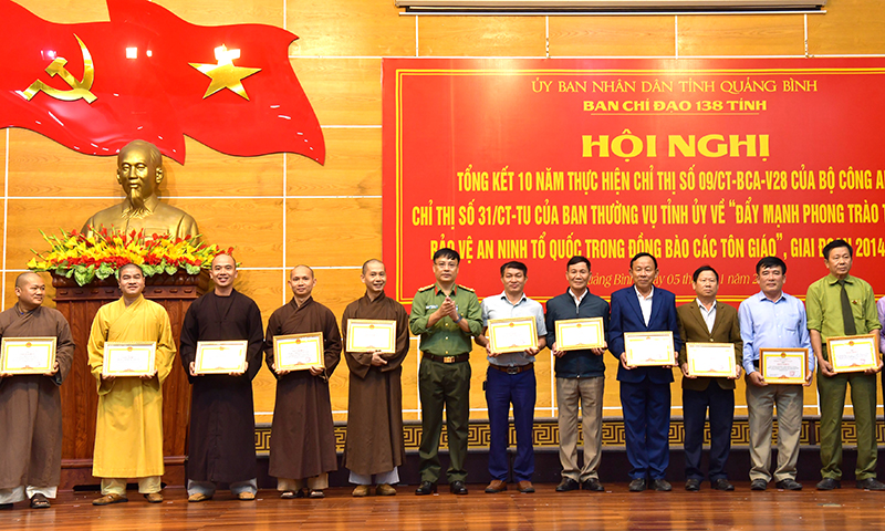 Đồng chí đại tá Nguyễn Thanh Liêm, Giám đốc Công an tỉnh trao giấy khen cho các cá nhân.