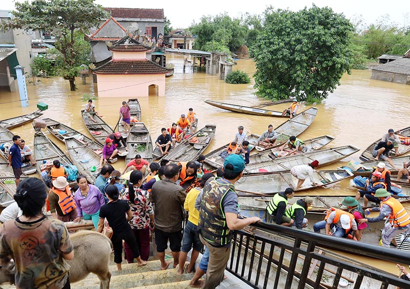 Ảnh: Người dân thôn Vinh Quang, xã Sơn Thủy (Lệ Thủy) nhận hàng cứu trợ trong đợt bão lụt tháng 10/2024. Ảnh: Văn Minh