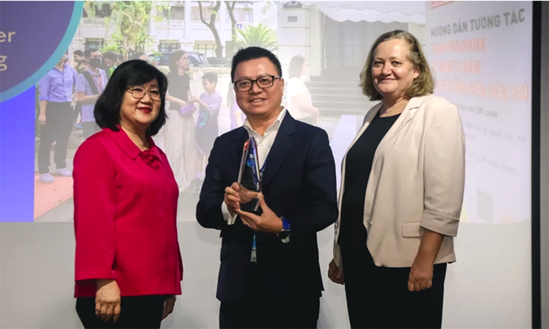 Tổng Biên tập Lê Quốc Minh, đại diện Báo Nhân Dân nhận cúp lưu niệm tại buổi lễ trao giải. Ảnh: WAN-IFRA
