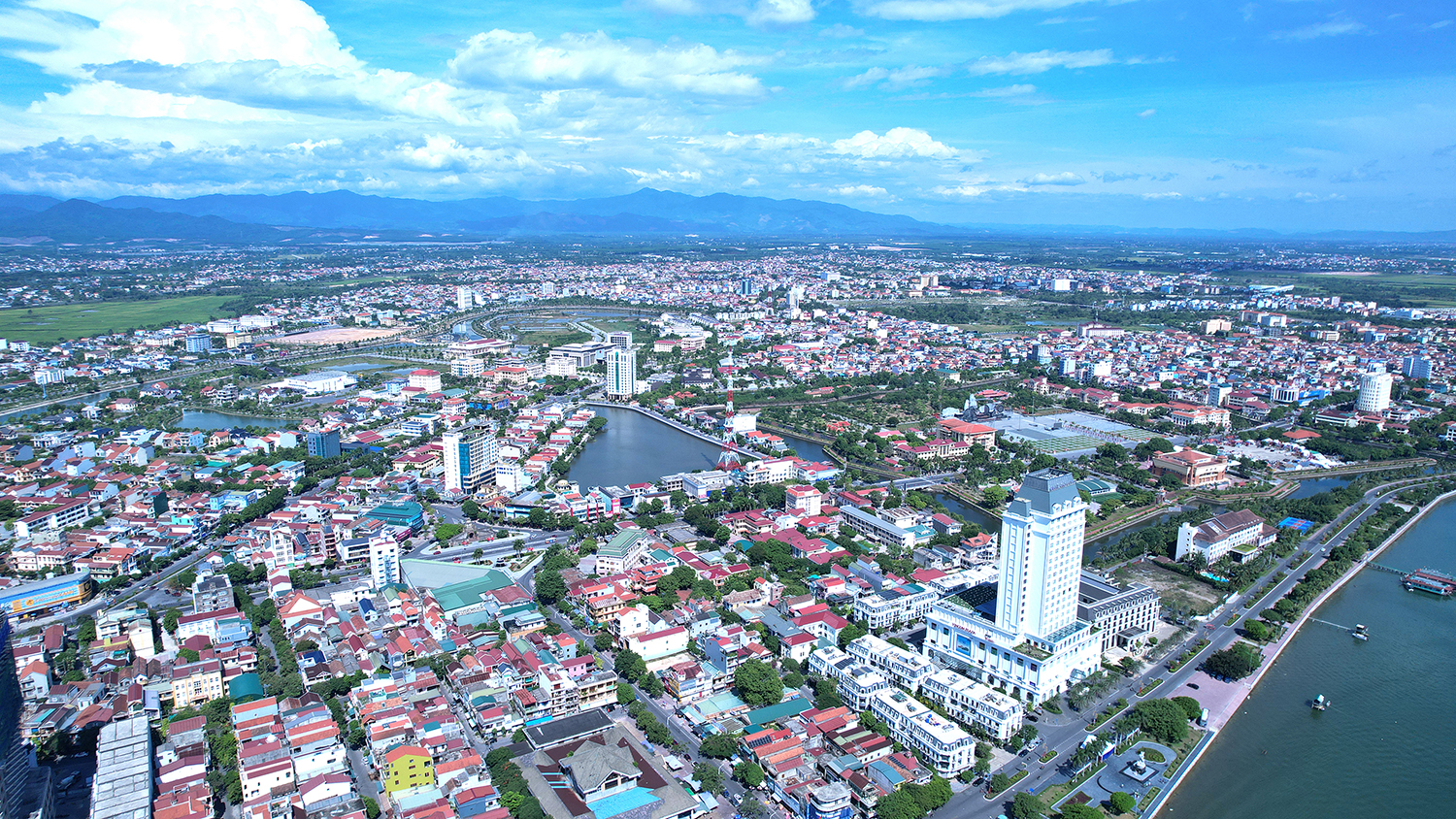 Diện mạo đô thị Đồng Hới ngày càng khang trang.